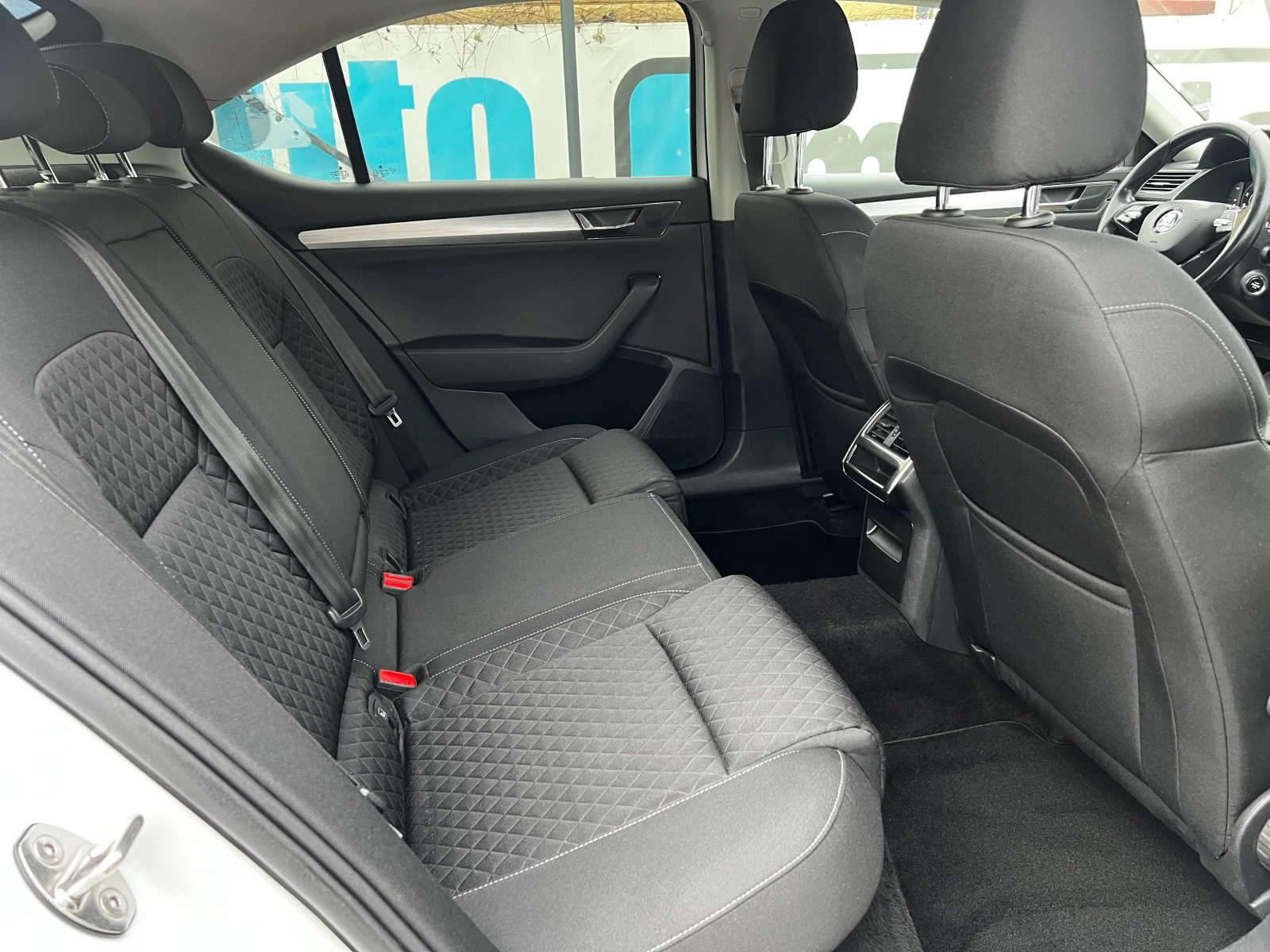 Skoda Superb 2.0TDI-150к.с./AUT/NAVI/CAR PLAY/ТЕГЛИЧ/КАМЕРА, снимка 15 - Автомобили и джипове - 54031673