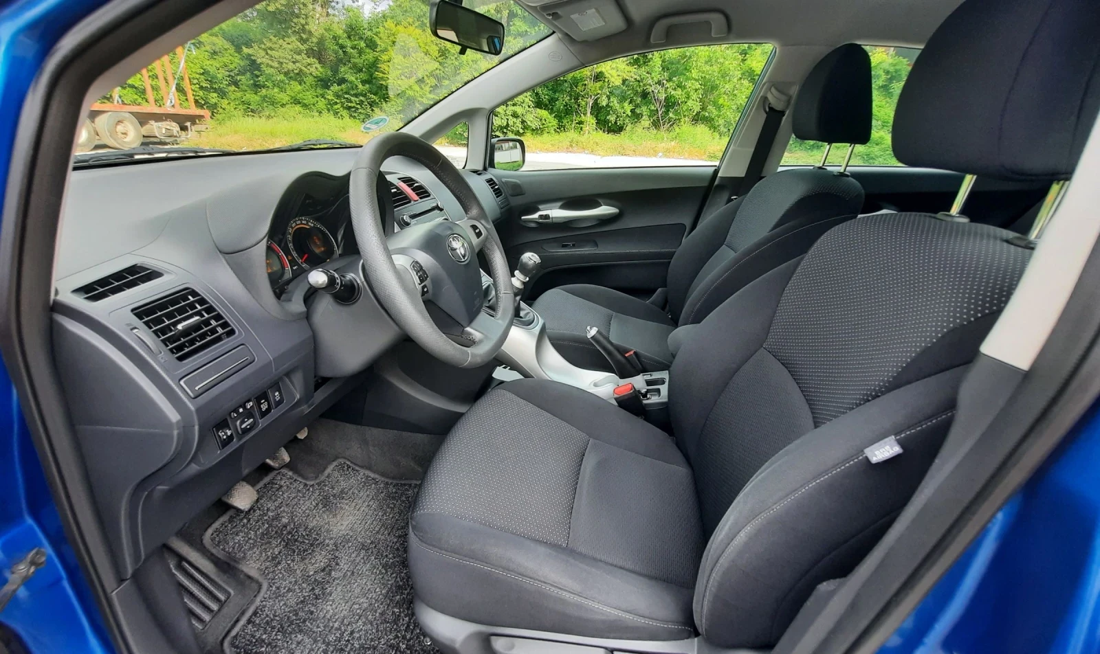 Toyota Auris 1.33VVTI Facelift, снимка 9 - Автомобили и джипове - 54768955