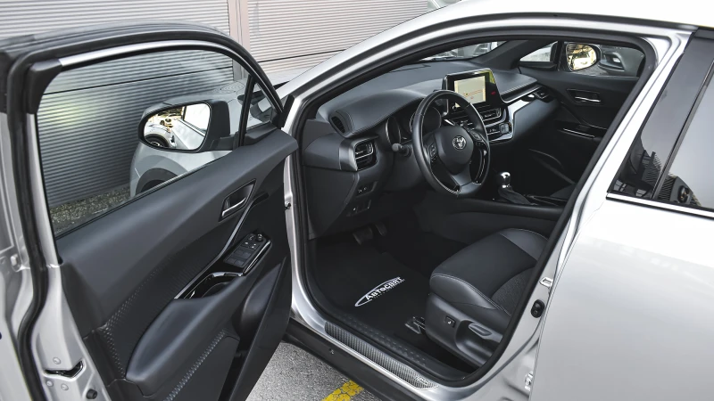 Toyota C-HR 2.0 Hybrid Club Automatic, снимка 8 - Автомобили и джипове - 51823951