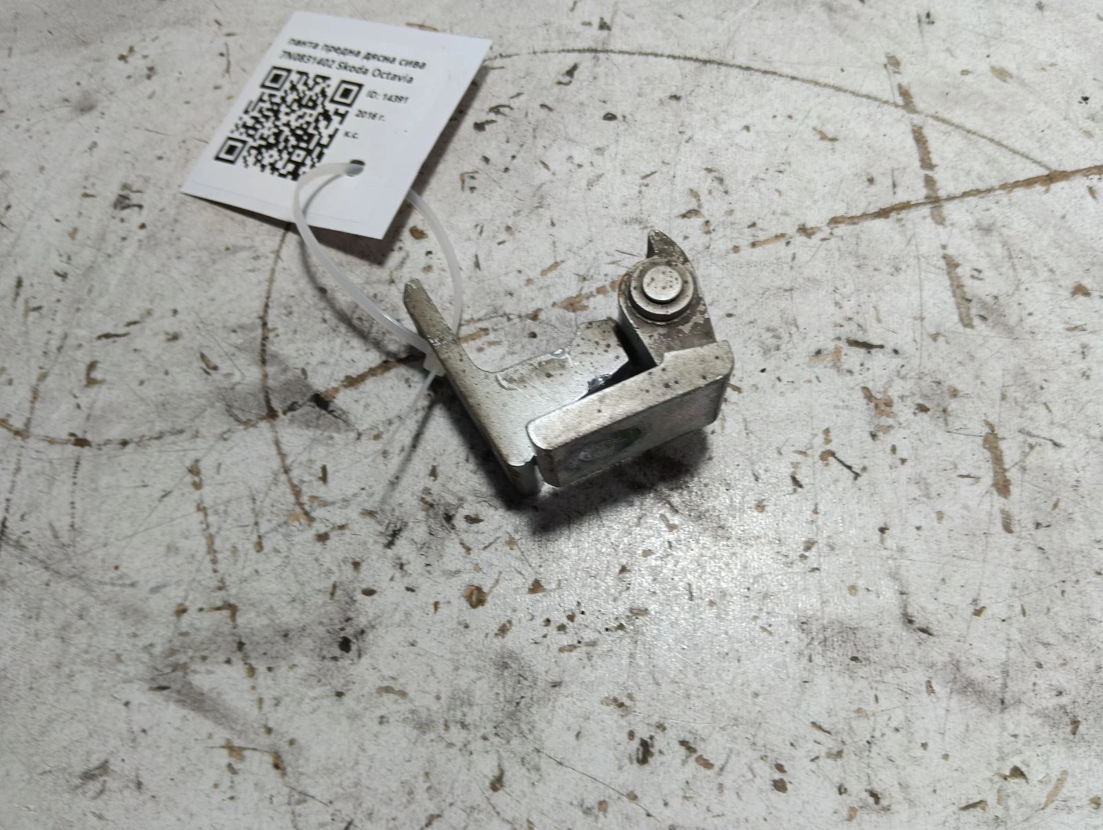 панта предна дясна сива 7N0831402 Skoda Octavia