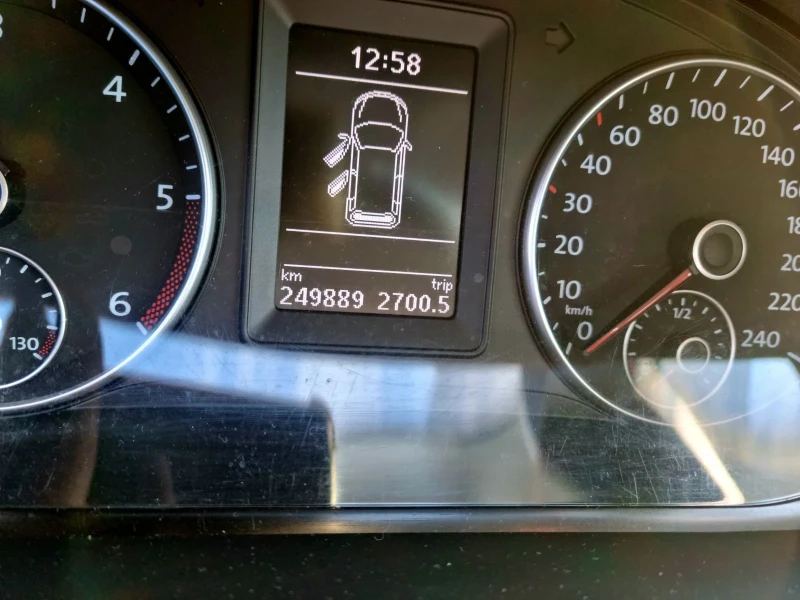 VW Touran 1.6 TDI, снимка 9 - Автомобили и джипове - 53121602