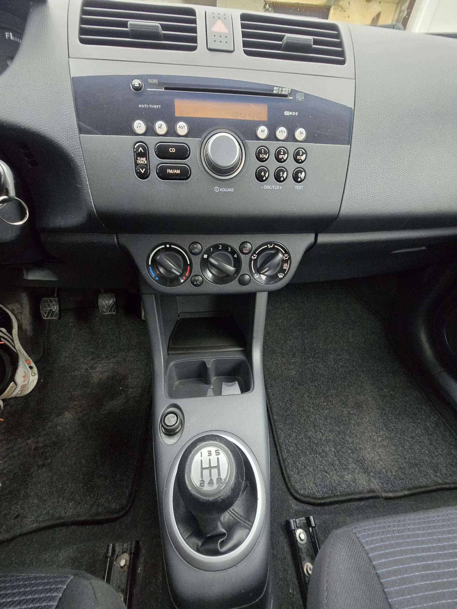Suzuki Swift 1.3 бензин 90к.с  4Х4 2009г , снимка 16 - Автомобили и джипове - 54000182