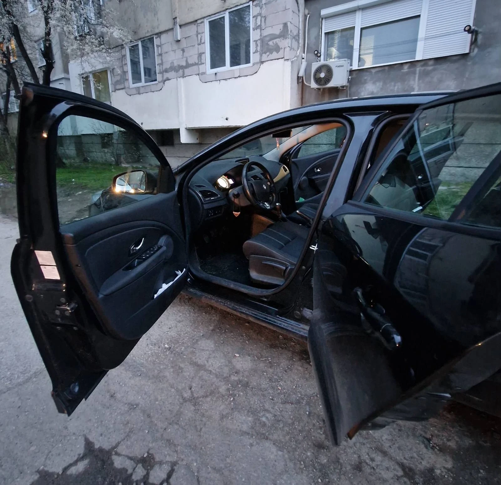 Renault Megane 1.5 dci, снимка 3 - Автомобили и джипове - 54070606