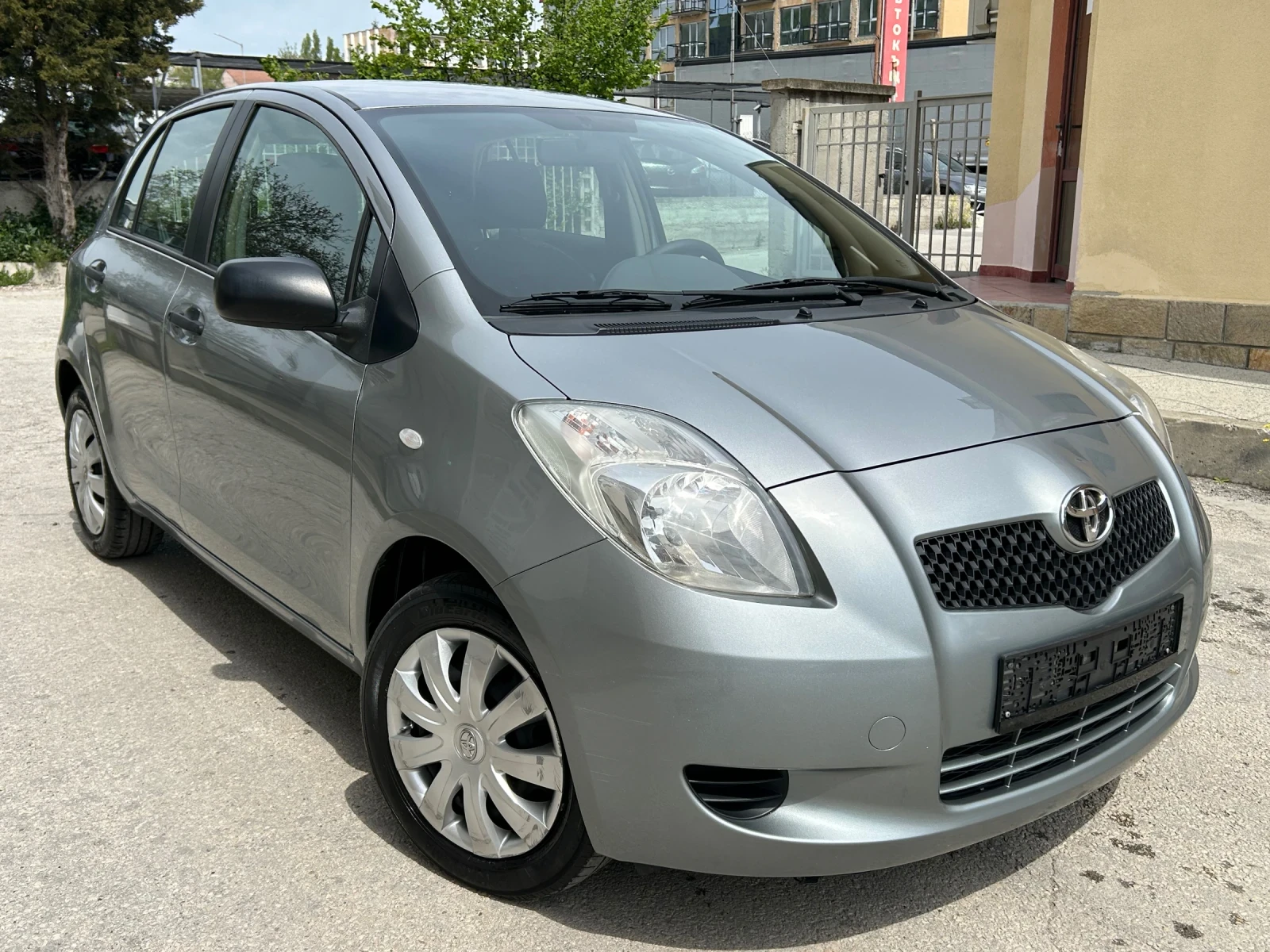 Toyota Yaris 1.3VVTi КЛИМАТИК, снимка 3 - Автомобили и джипове - 54386370