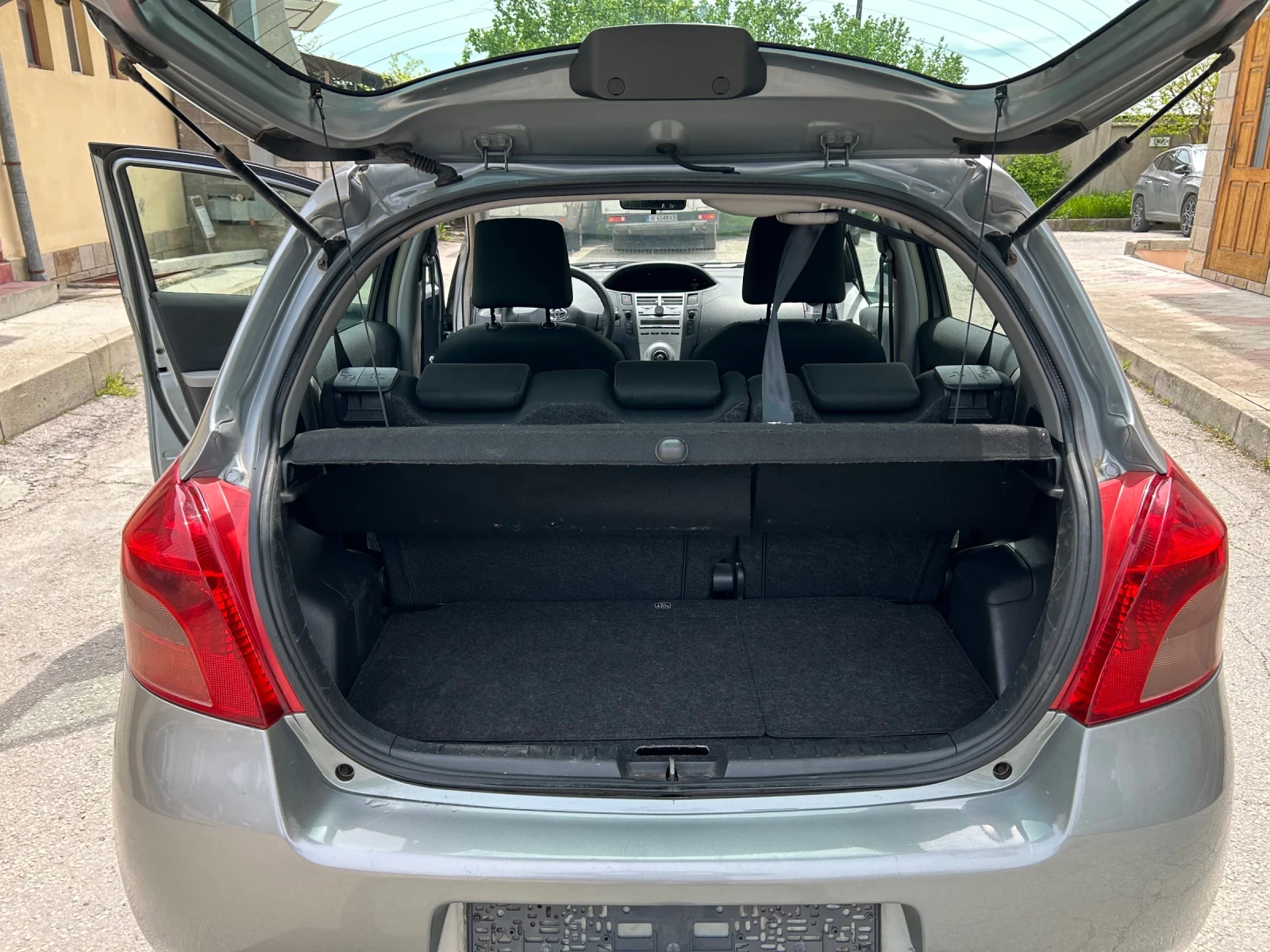 Toyota Yaris 1.3VVTi КЛИМАТИК, снимка 11 - Автомобили и джипове - 54386370