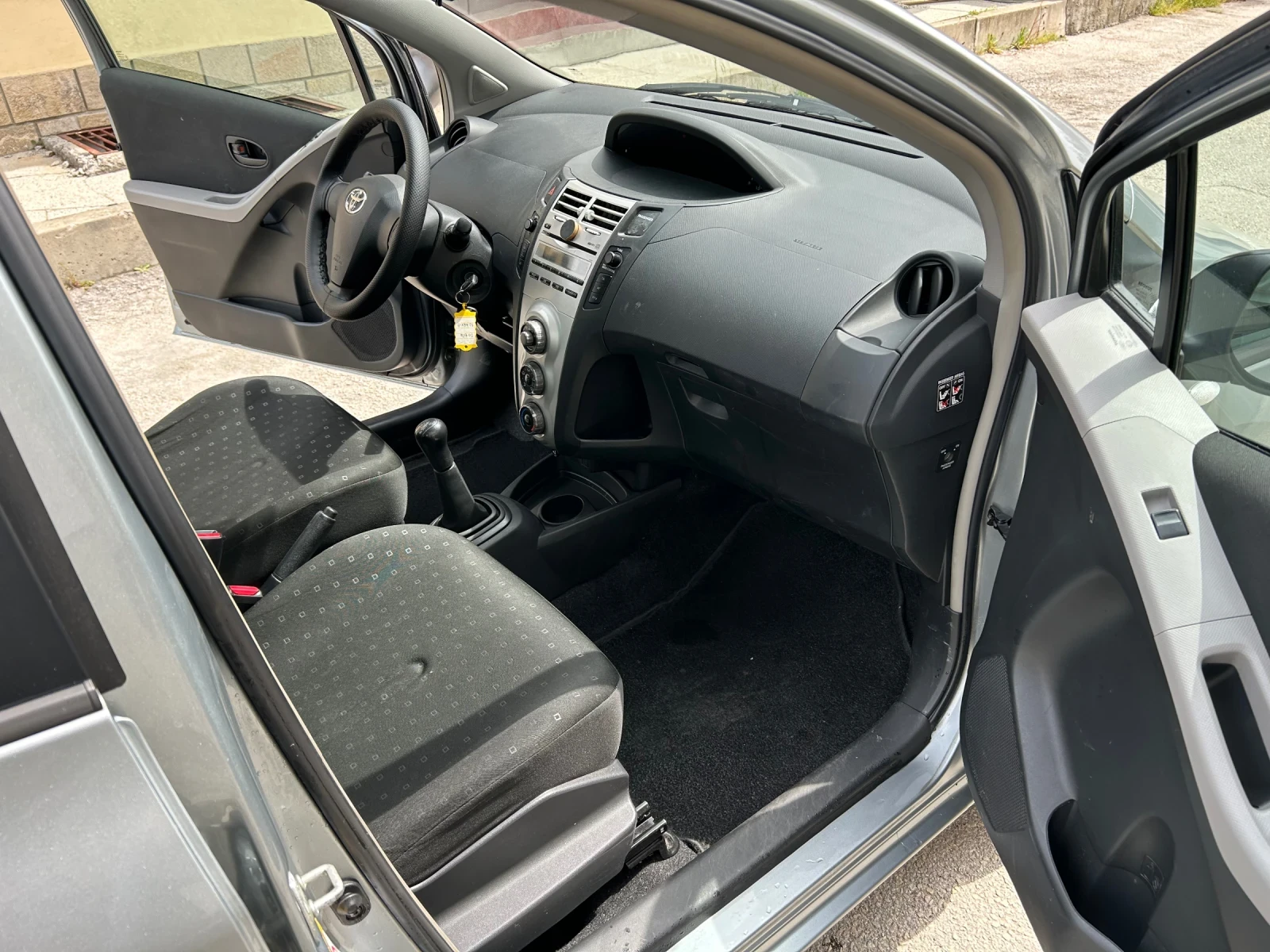 Toyota Yaris 1.3VVTi КЛИМАТИК, снимка 8 - Автомобили и джипове - 54386370