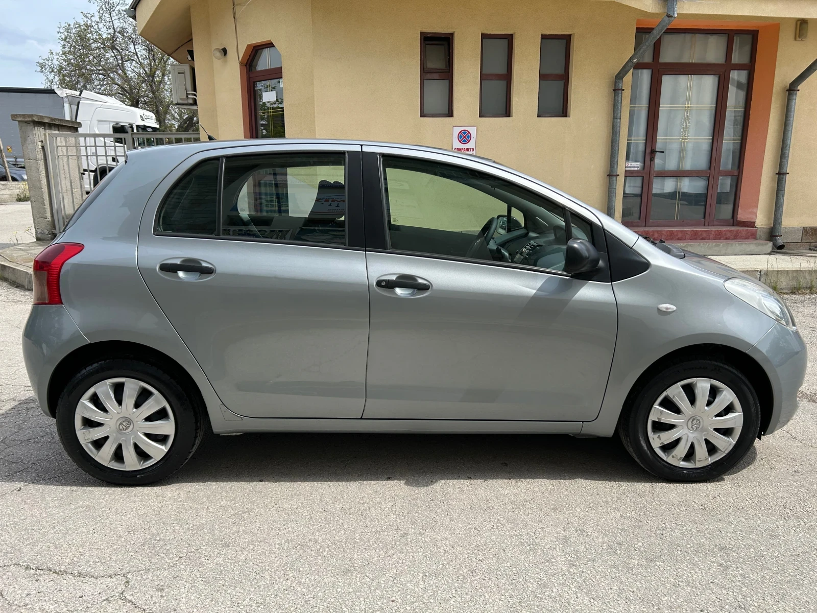 Toyota Yaris 1.3VVTi КЛИМАТИК, снимка 4 - Автомобили и джипове - 54386370