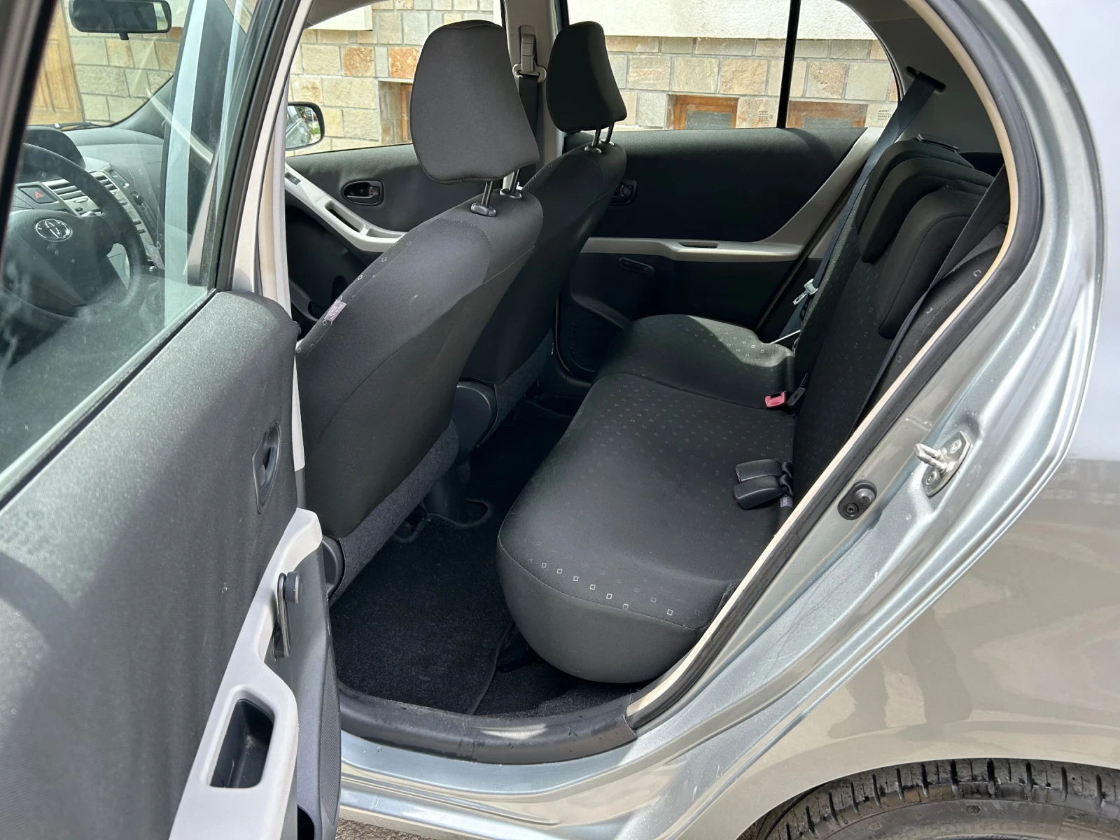 Toyota Yaris 1.3VVTi КЛИМАТИК, снимка 10 - Автомобили и джипове - 54386370