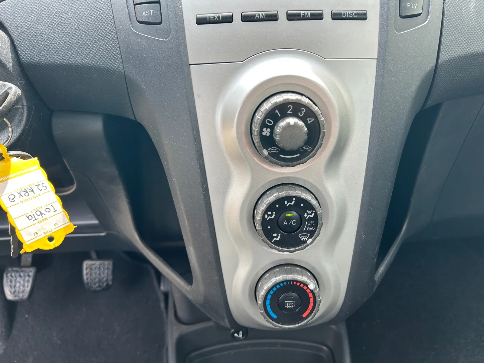 Toyota Yaris 1.3VVTi КЛИМАТИК, снимка 14 - Автомобили и джипове - 54386370