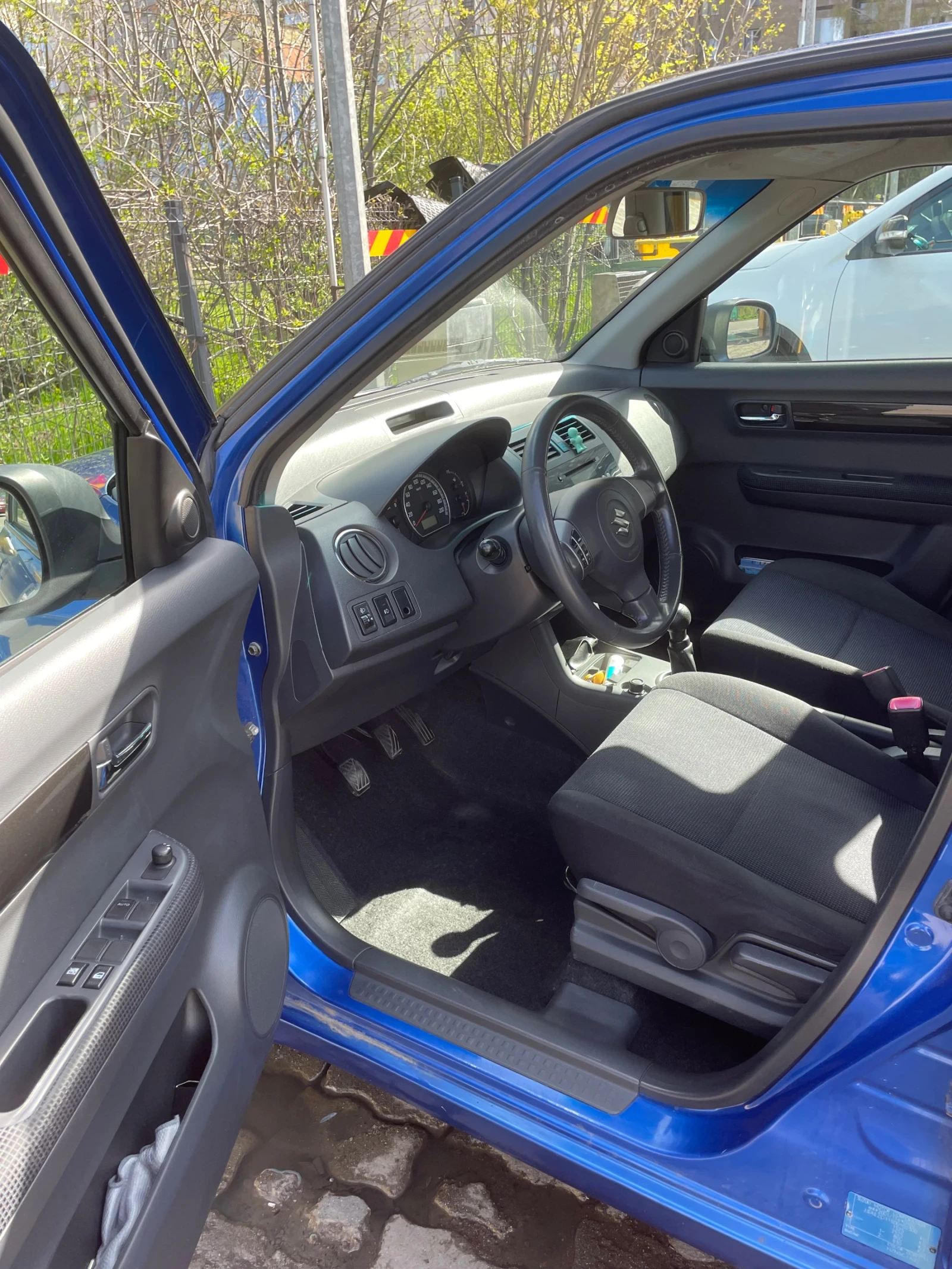 Suzuki Swift 1.3 4x4, снимка 15 - Автомобили и джипове - 54519721