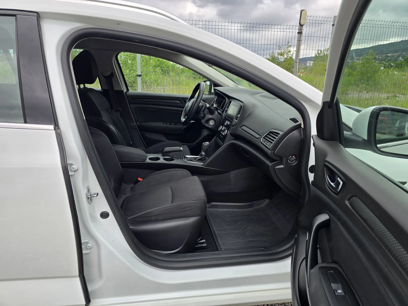 Renault Megane 1.5DCI АВТОМАТИК, снимка 9 - Автомобили и джипове - 54653967