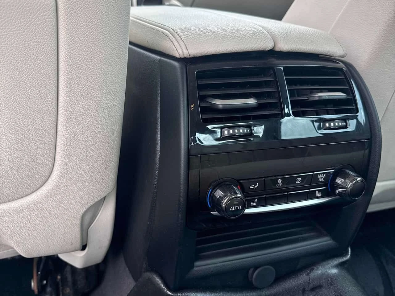 BMW 530  xDrive / CARFAX / HUD / Harman Kardon , снимка 10 - Автомобили и джипове - 55014642