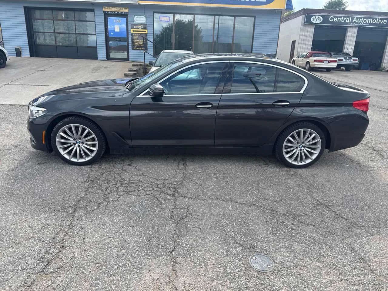 BMW 530  xDrive / CARFAX / HUD / Harman Kardon , снимка 2 - Автомобили и джипове - 55014642
