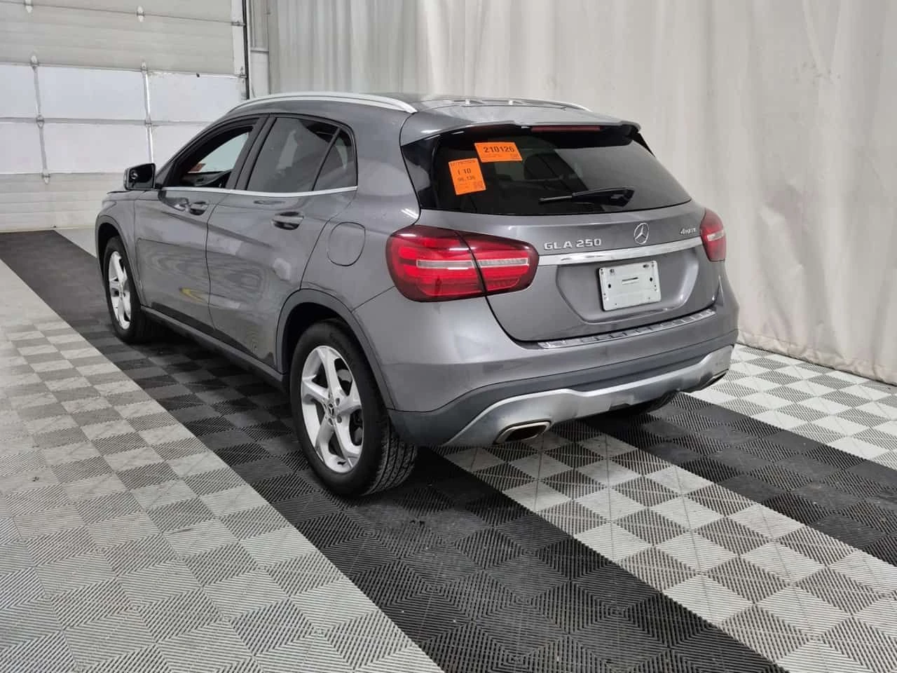 Mercedes-Benz GLA 250 4MATIC* PANORAMA* DISTRONIC* CARFAX *  - изображение 4