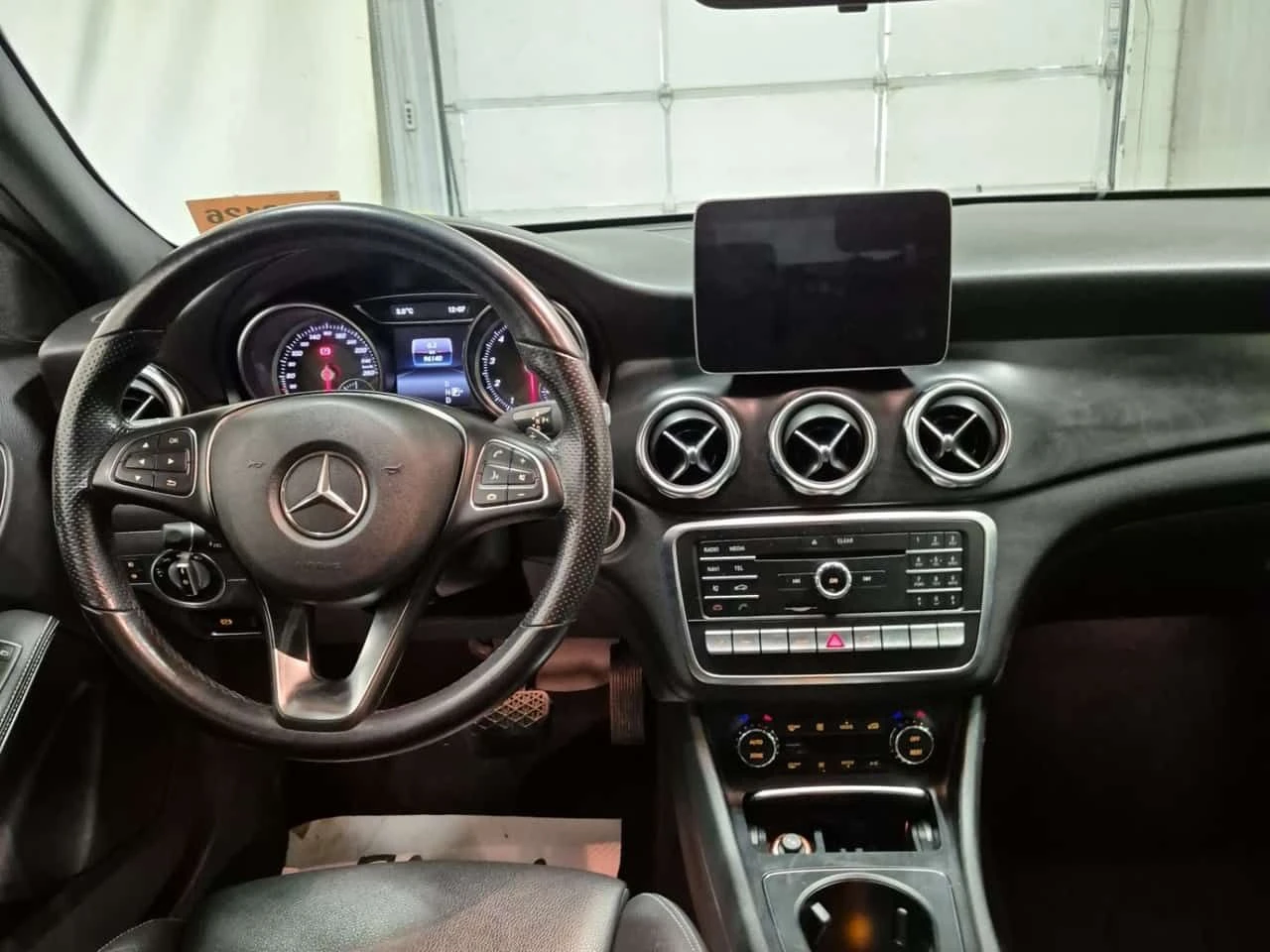 Mercedes-Benz GLA 250 4MATIC* PANORAMA* DISTRONIC* CARFAX *  - изображение 10