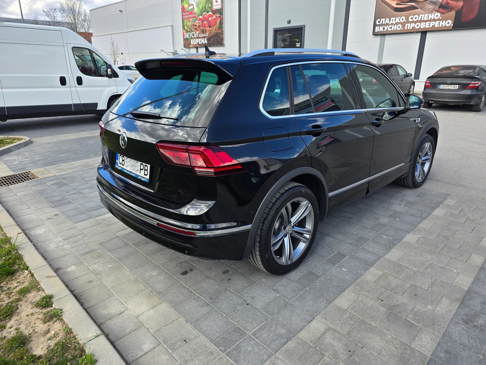 VW Tiguan Highline 2.0 TDI, снимка 3 - Автомобили и джипове - 54220916