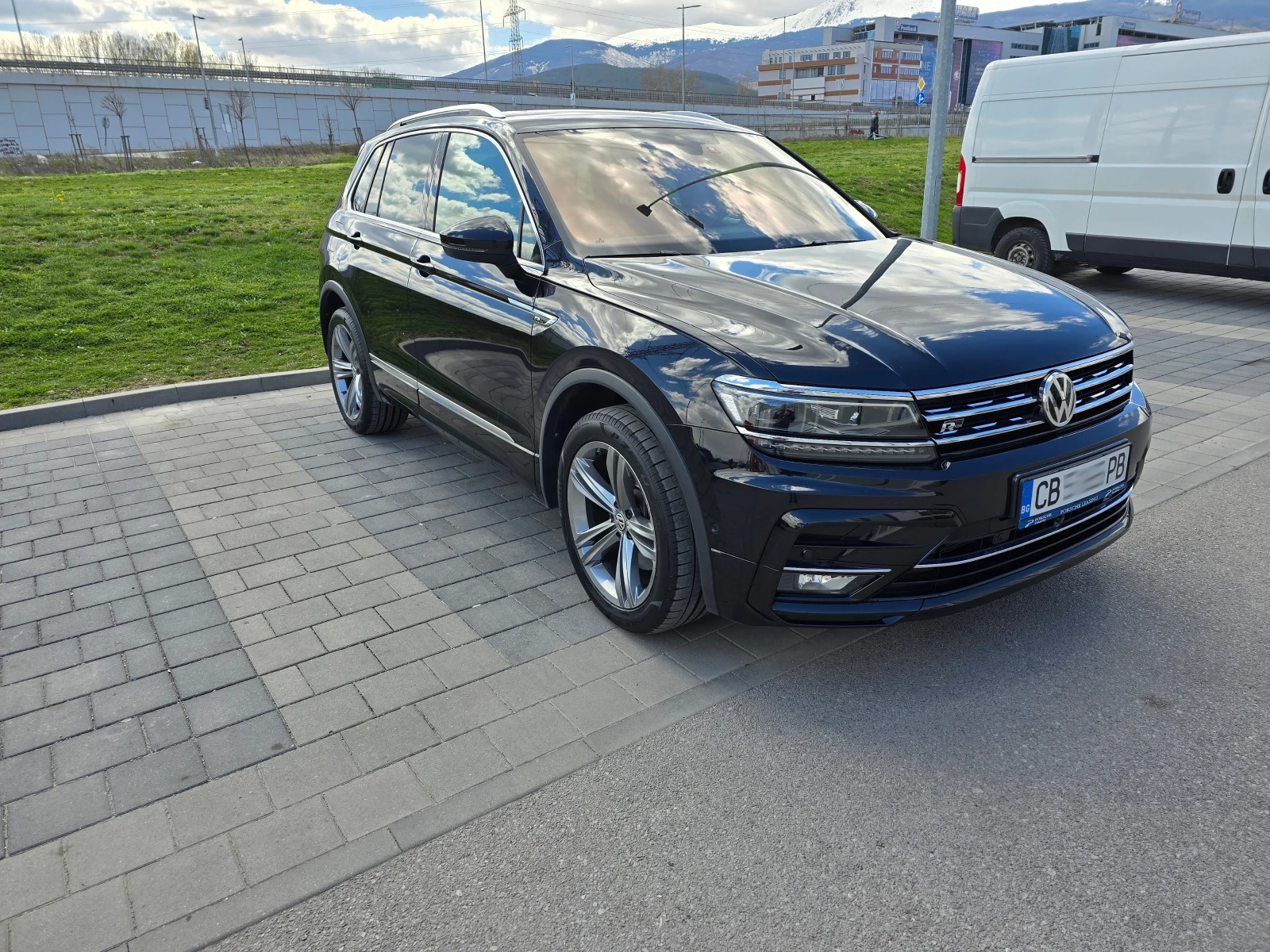 VW Tiguan Highline 2.0 TDI, снимка 2 - Автомобили и джипове - 54220916