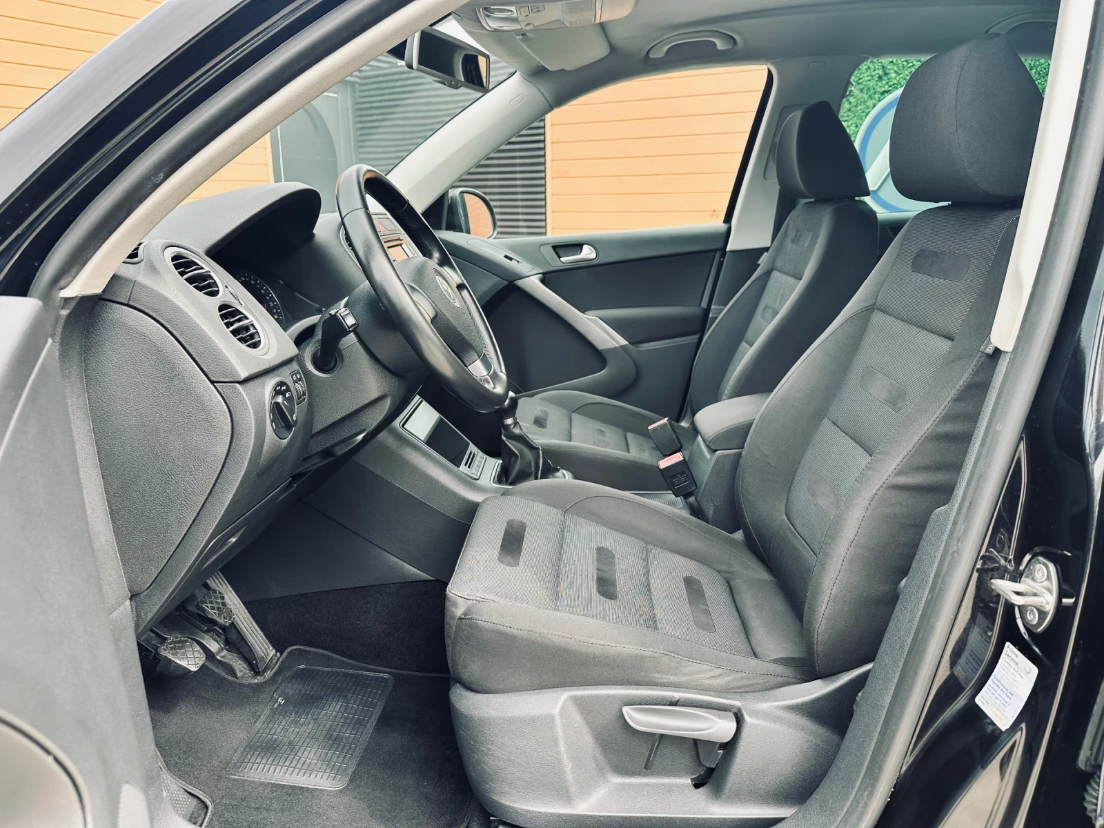 VW Tiguan 2.0TDI/4x4/NAVI/Подгрев/Пилот, снимка 9 - Автомобили и джипове - 54221054