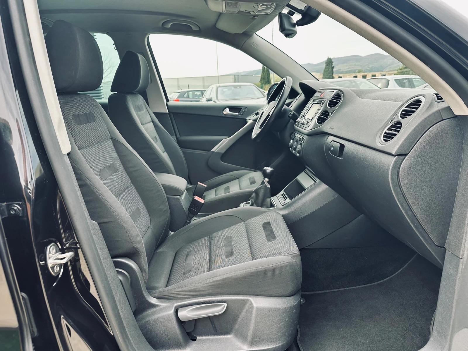 VW Tiguan 2.0TDI/4x4/NAVI/Подгрев/Пилот, снимка 14 - Автомобили и джипове - 54221054