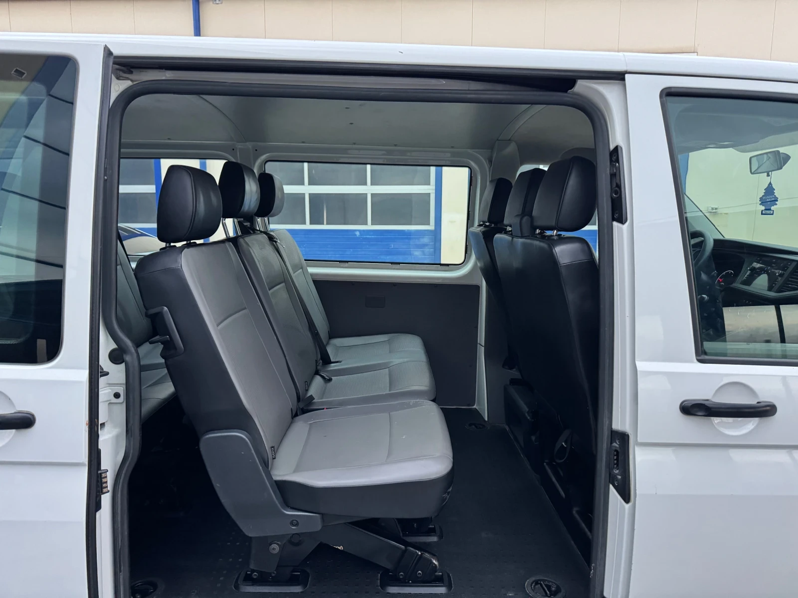VW Transporter T6.1 2.0TDI 150к.с ДЪЛГА БАЗА 8+ 1, снимка 4 - Бусове и автобуси - 54346229