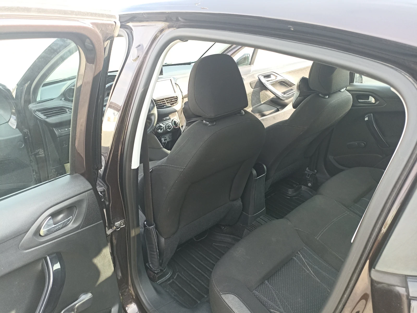 Peugeot 208 1.4, снимка 7 - Автомобили и джипове - 55154230