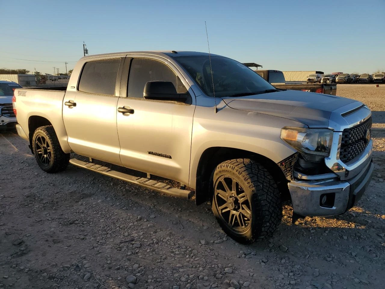 Toyota Tundra CREWMAX SR5 5.7L V8 - изображение 4