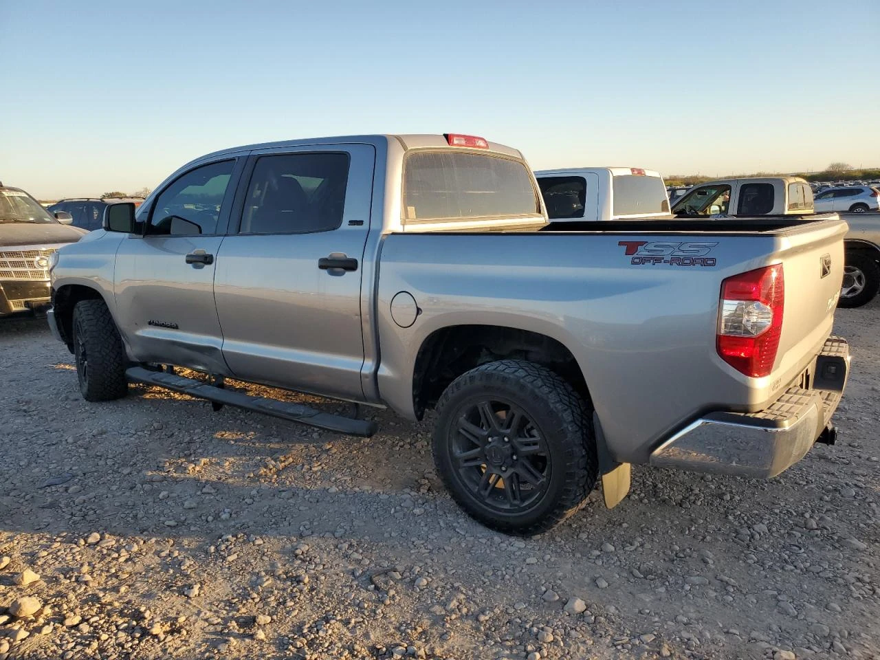 Toyota Tundra CREWMAX SR5 5.7L V8 - изображение 2