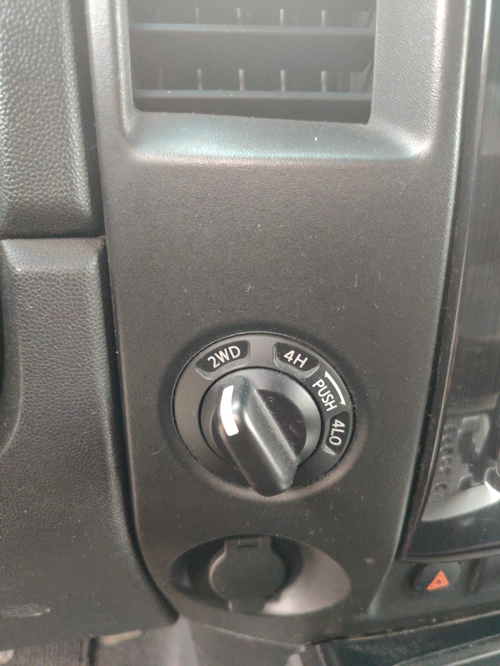 Nissan Titan king 5.6 SV, снимка 11 - Автомобили и джипове - 53915632