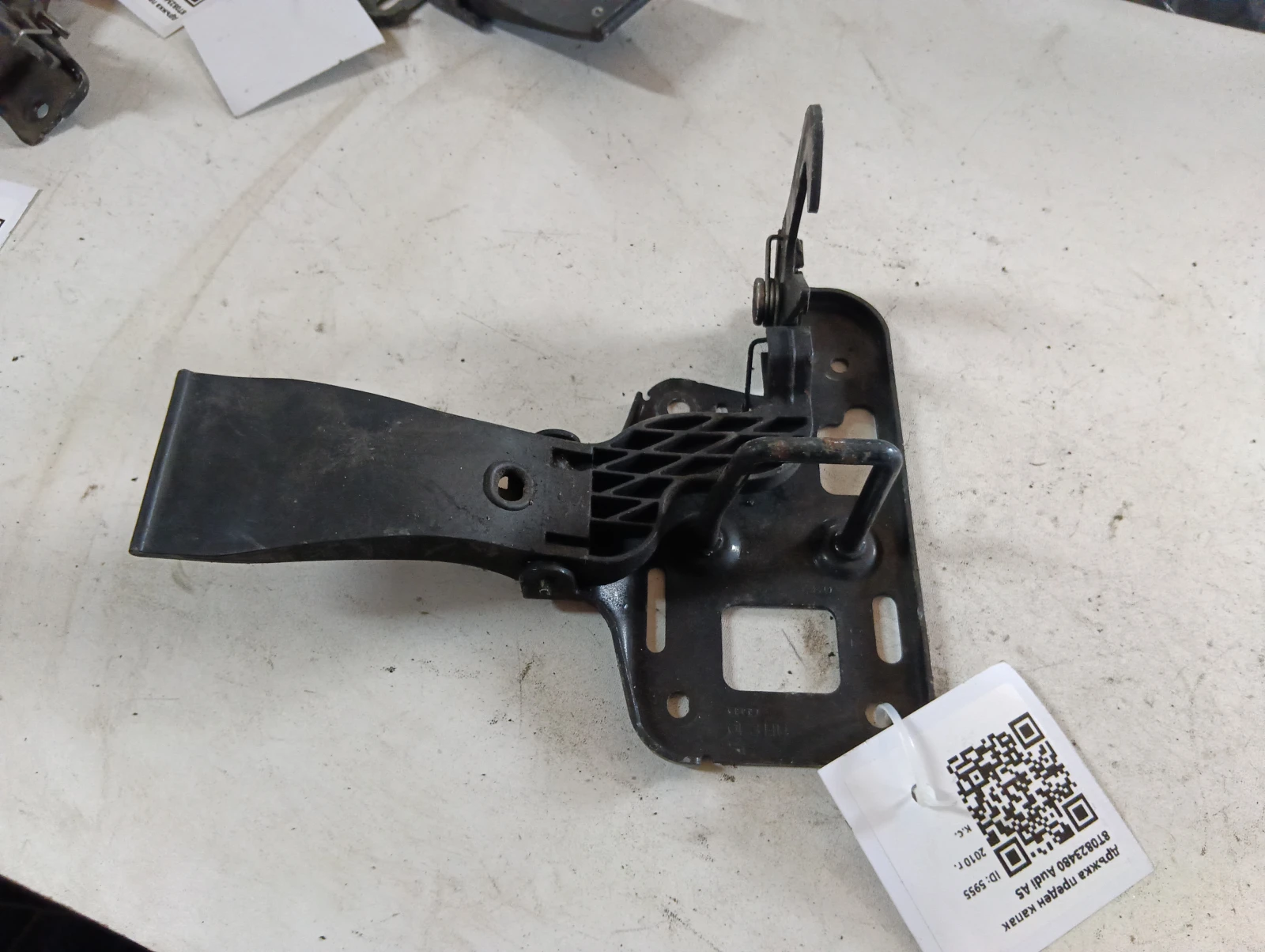 дръжка преден капак 8T0823480 Audi A5