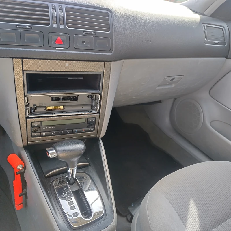 VW Bora, снимка 8 - Автомобили и джипове - 53570092