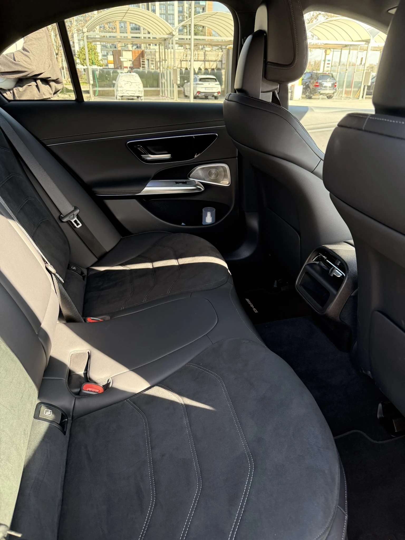 Mercedes-Benz E 300 Plug-in hybrid, Superscreen, BURMESTER 4D, AMG, снимка 14 - Автомобили и джипове - 53804204