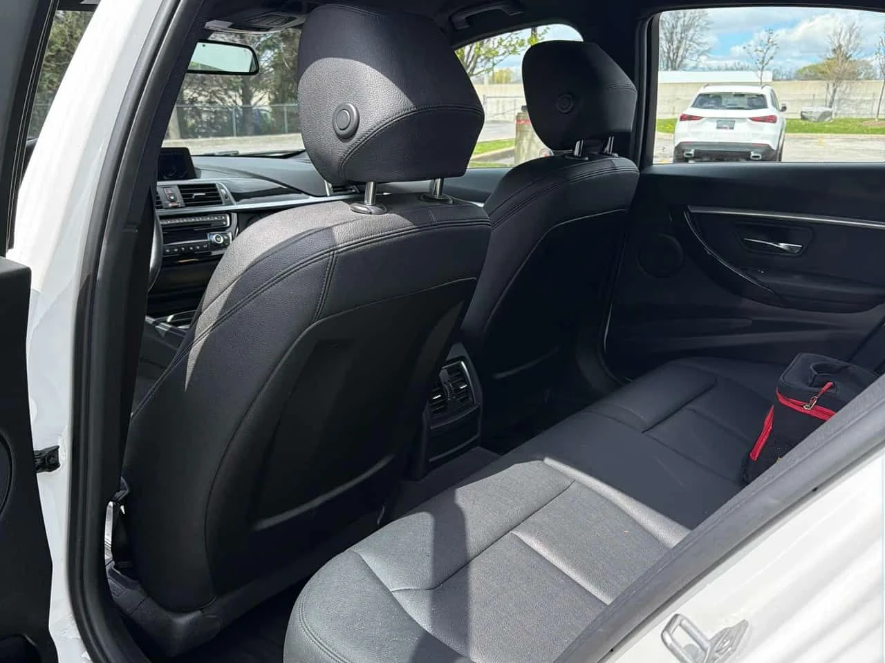 BMW 330 i xDrive/ПОДГРЕВИ/БЕЗ ИНЦИДЕНТИ, снимка 14 - Автомобили и джипове - 54384635