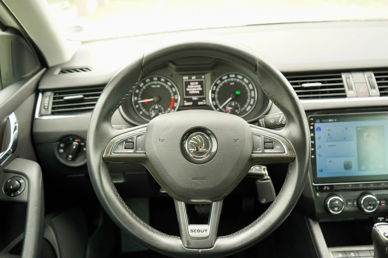 Skoda Octavia SCOUT* 4x4* DSG* РЕГИСТРИРАНА* CARPLAY* , снимка 10 - Автомобили и джипове - 55022630