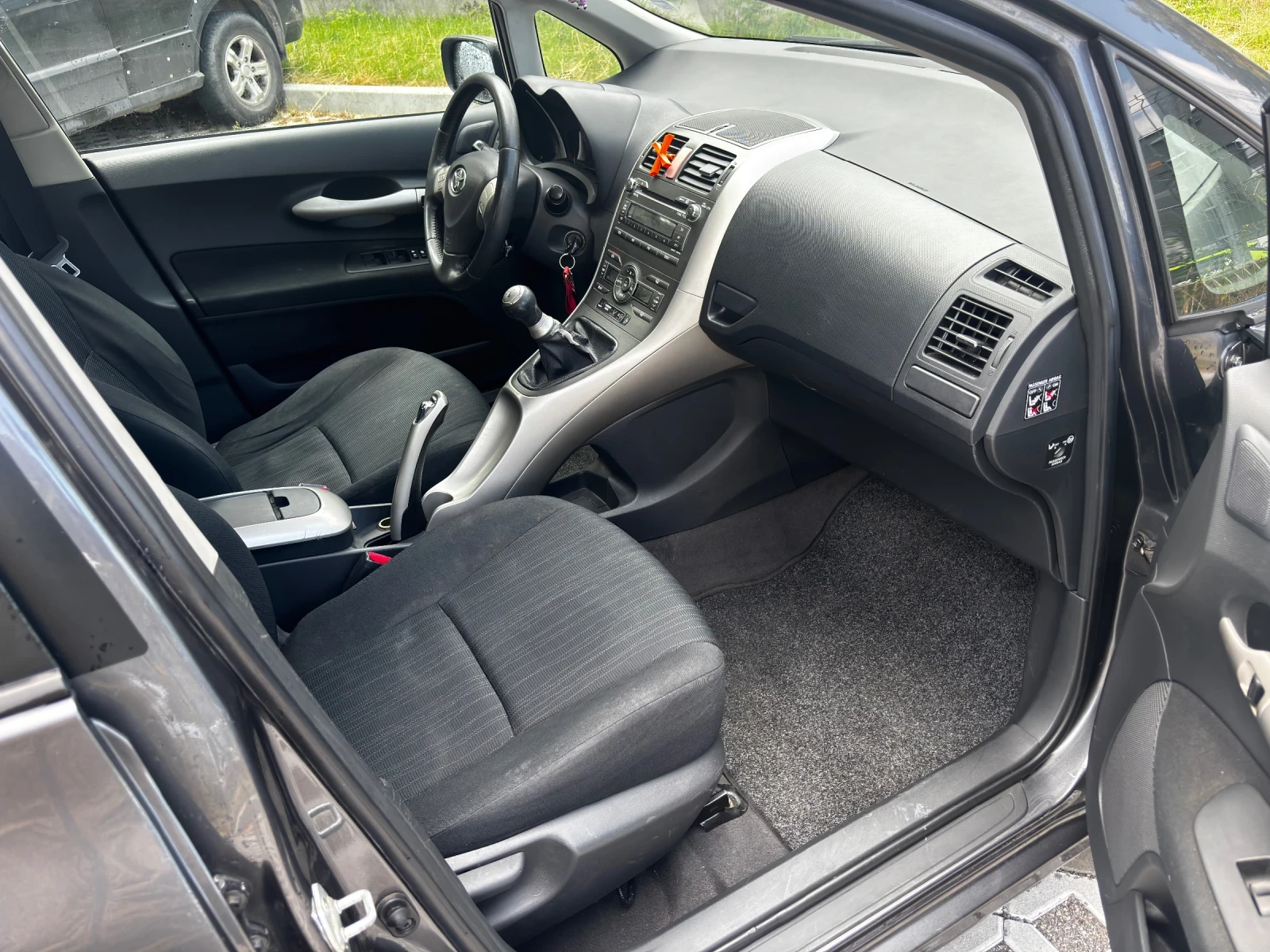 Toyota Auris 1.6 VVTI, снимка 9 - Автомобили и джипове - 55377514