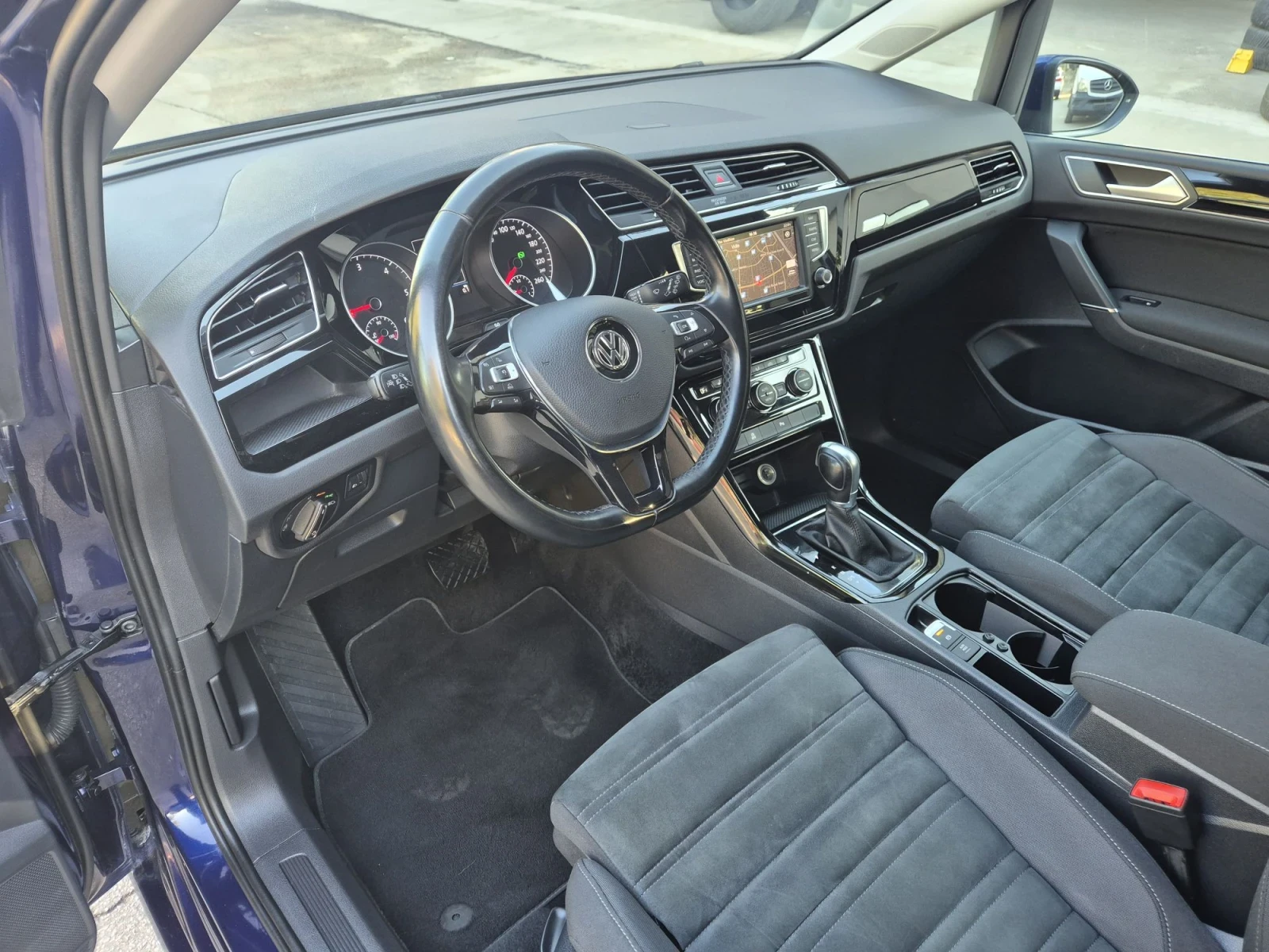 VW Touran НОВ ВНОС DSG, снимка 13 - Автомобили и джипове - 56303850