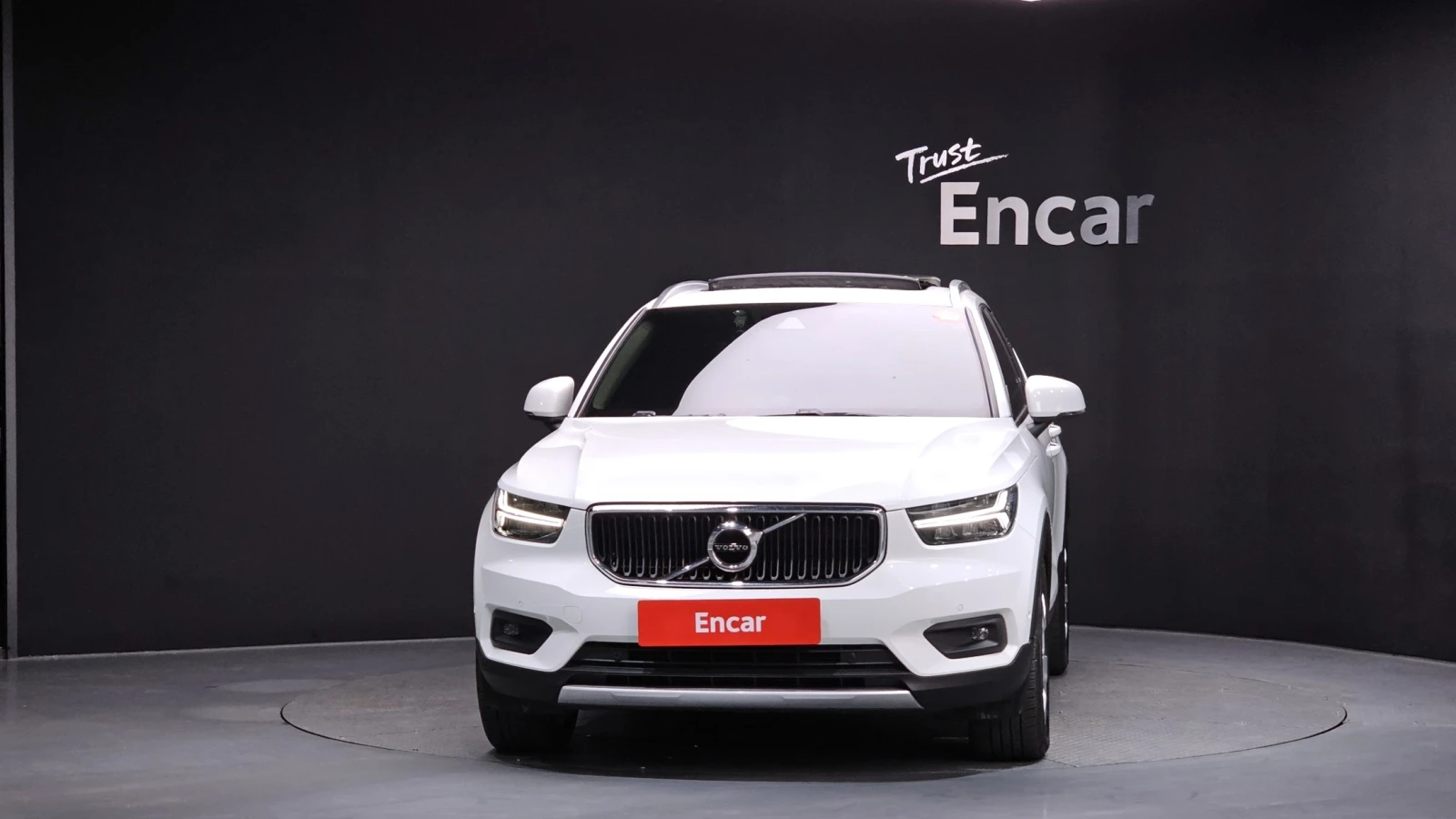 Volvo XC40 2.0 T4 Momentum , снимка 3 - Автомобили и джипове - 56180362