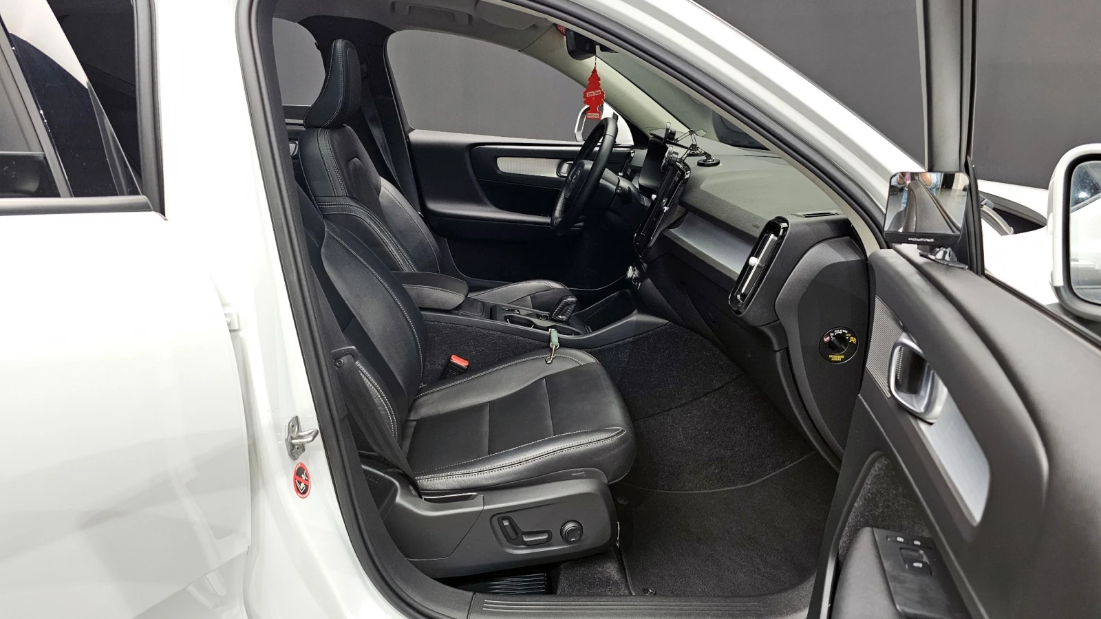 Volvo XC40 2.0 T4 Momentum , снимка 10 - Автомобили и джипове - 56180362