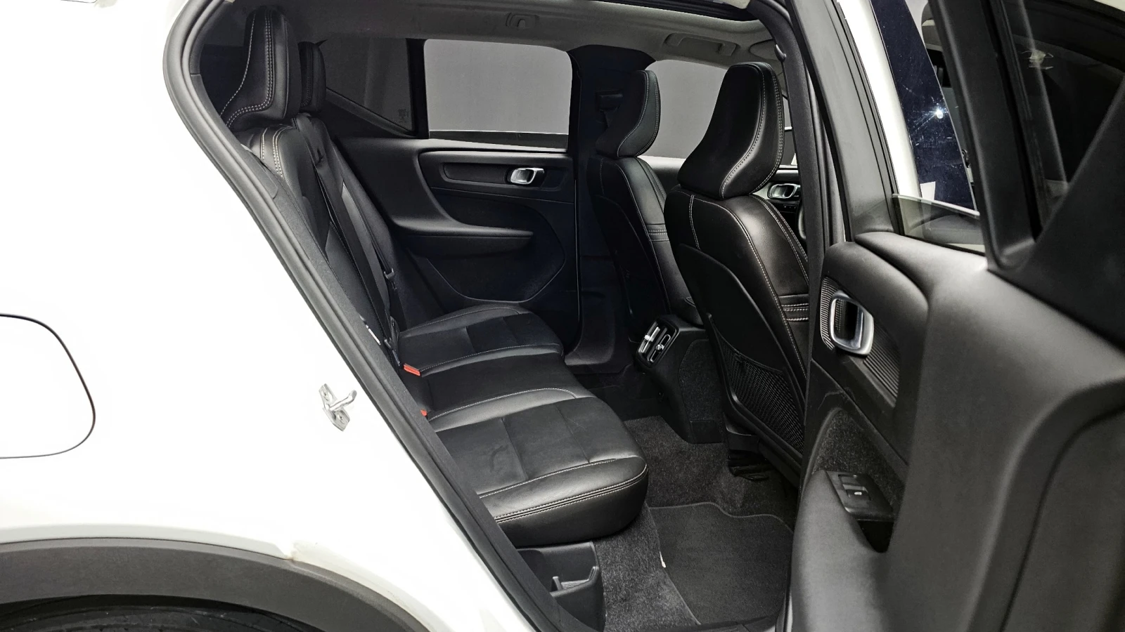 Volvo XC40 2.0 T4 Momentum , снимка 11 - Автомобили и джипове - 56180362