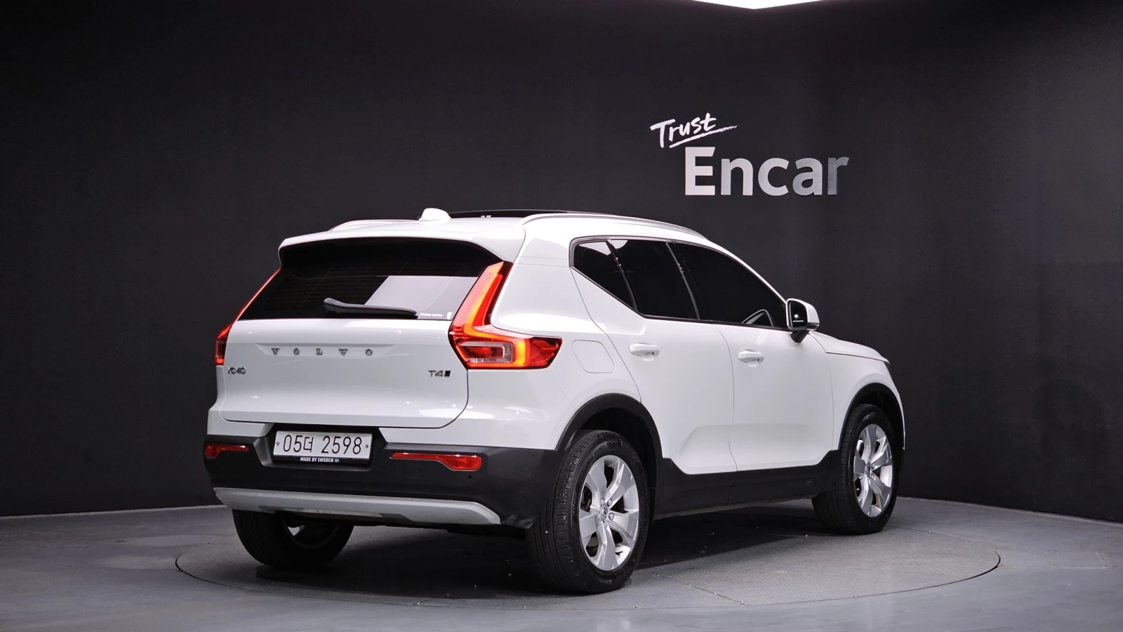 Volvo XC40 2.0 T4 Momentum , снимка 2 - Автомобили и джипове - 56180362