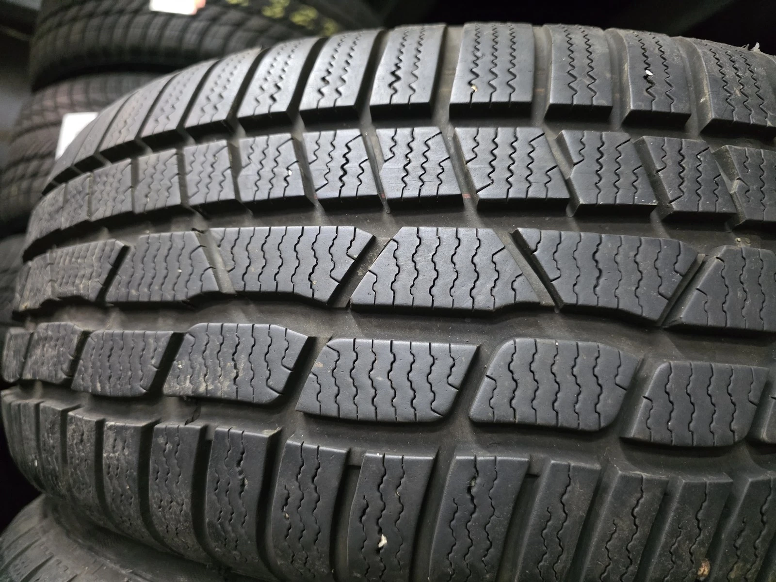 Гуми Зимни 215/60R16, снимка 2 - Гуми и джанти - 56724877