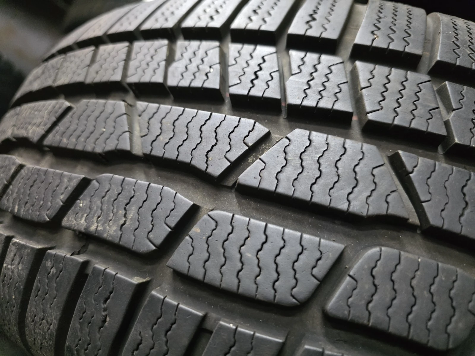 Гуми Зимни 215/60R16, снимка 4 - Гуми и джанти - 56724877