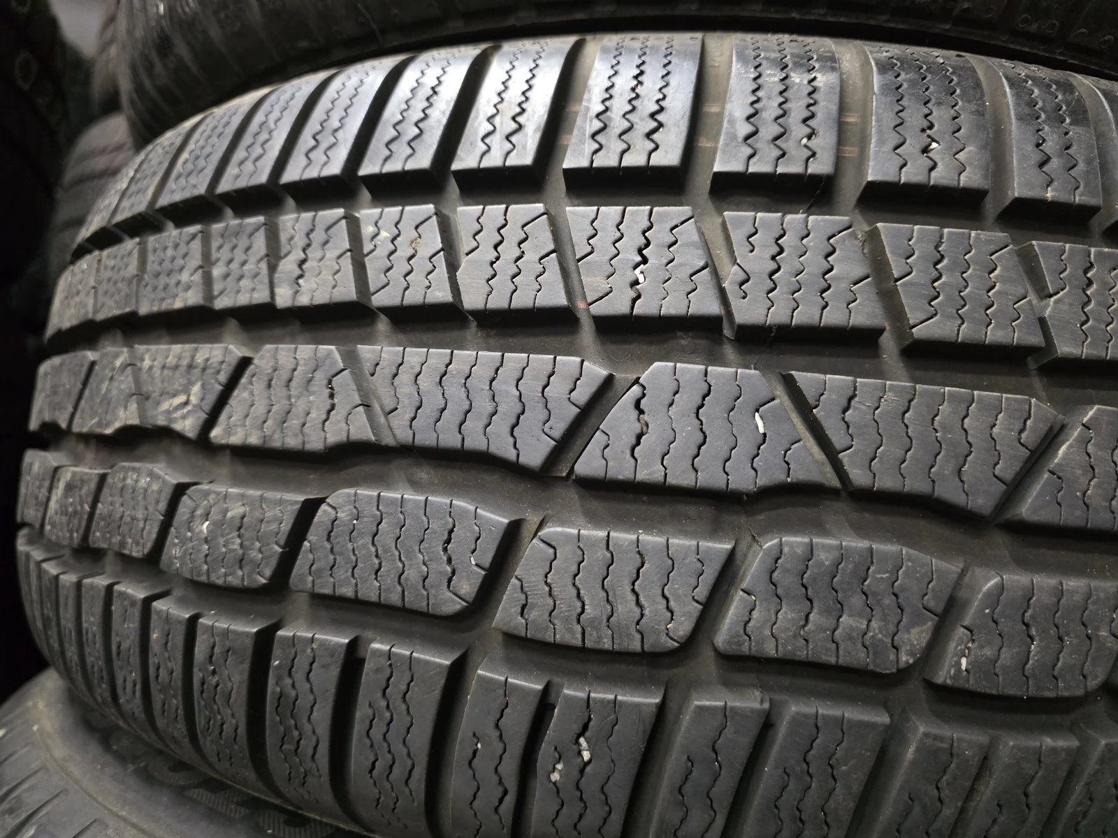 Гуми Зимни 215/60R16