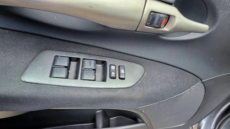 Toyota Auris, снимка 12 - Автомобили и джипове - 53375559