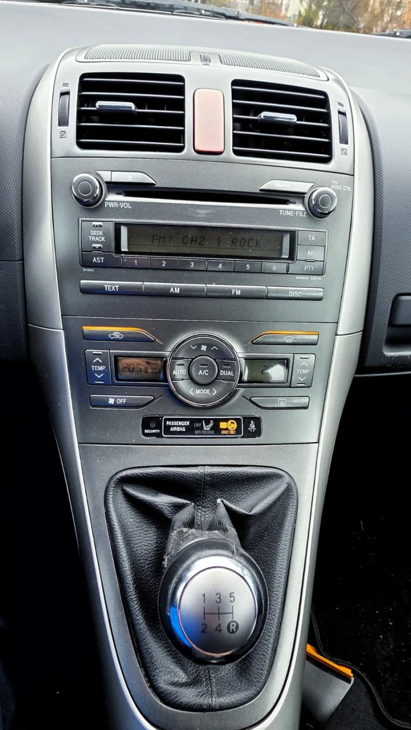 Toyota Auris, снимка 11 - Автомобили и джипове - 53375559