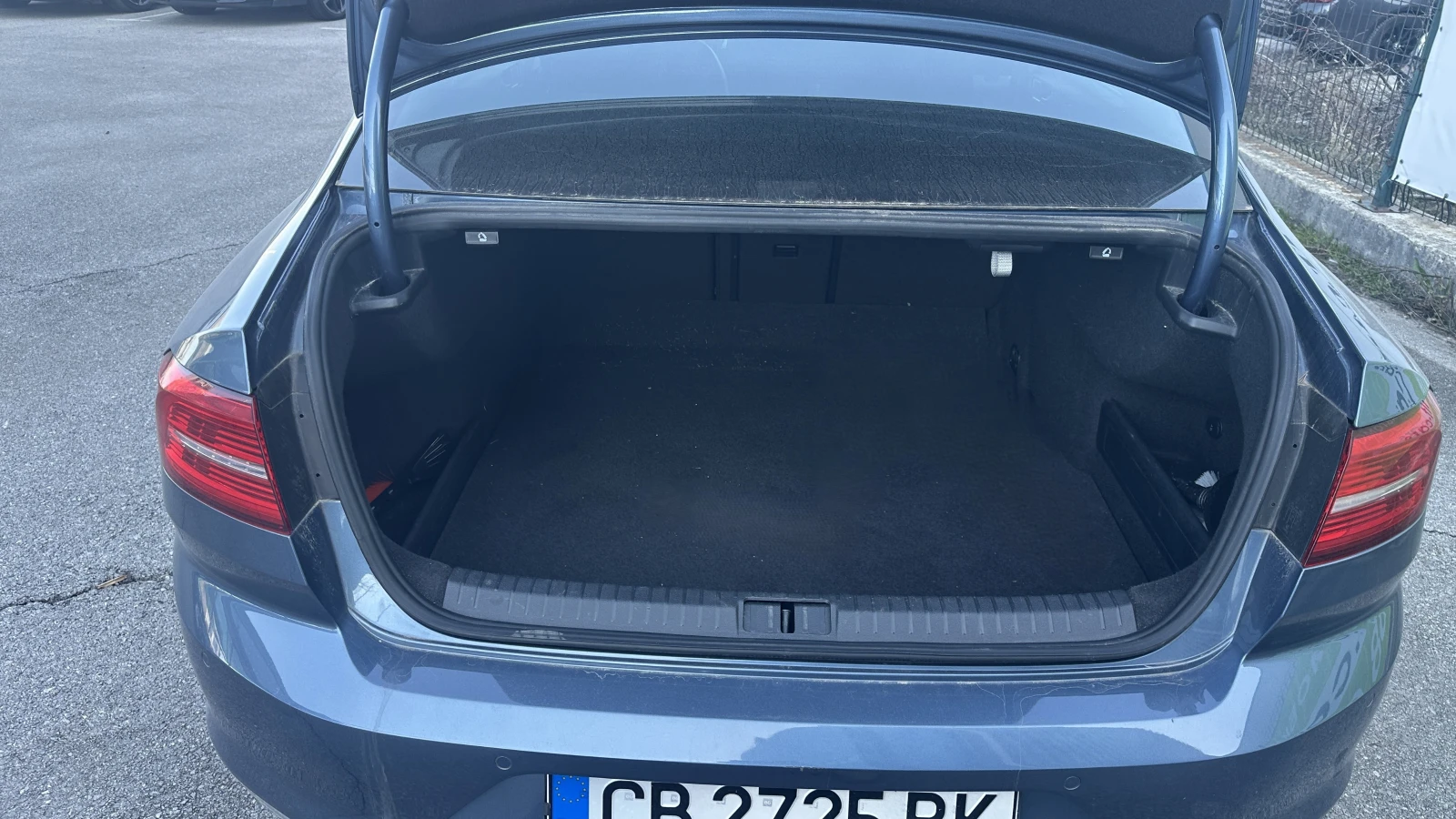 VW Passat 2.0 TDI 4Motion от България, снимка 10 - Автомобили и джипове - 53864477