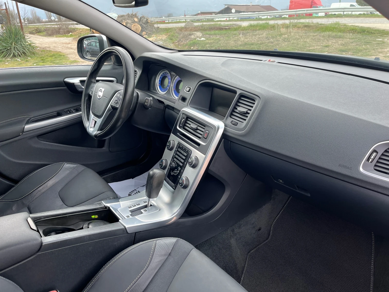 Volvo V60 2.0TDI-163-R-DEZIGN-MAT-NAVI-ITALIA, снимка 5 - Автомобили и джипове - 53895812