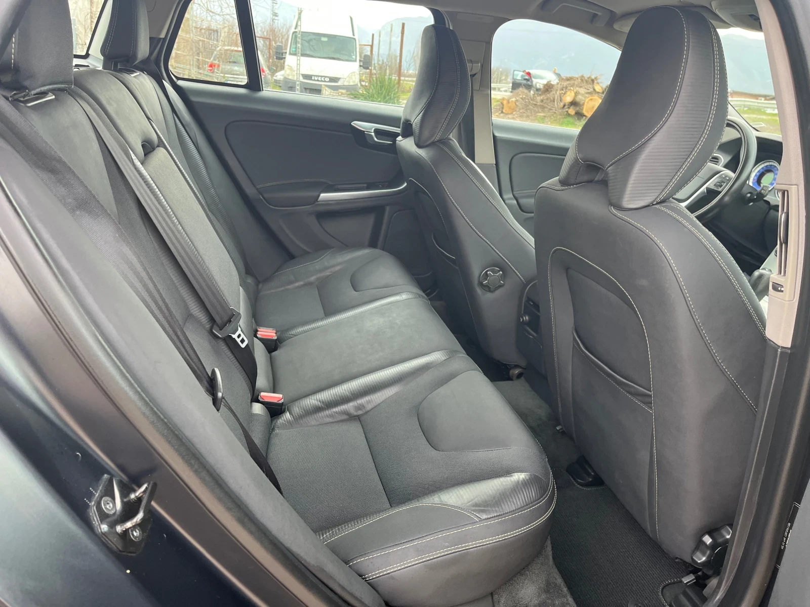 Volvo V60 2.0TDI-163-R-DEZIGN-MAT-NAVI-ITALIA, снимка 7 - Автомобили и джипове - 53895812