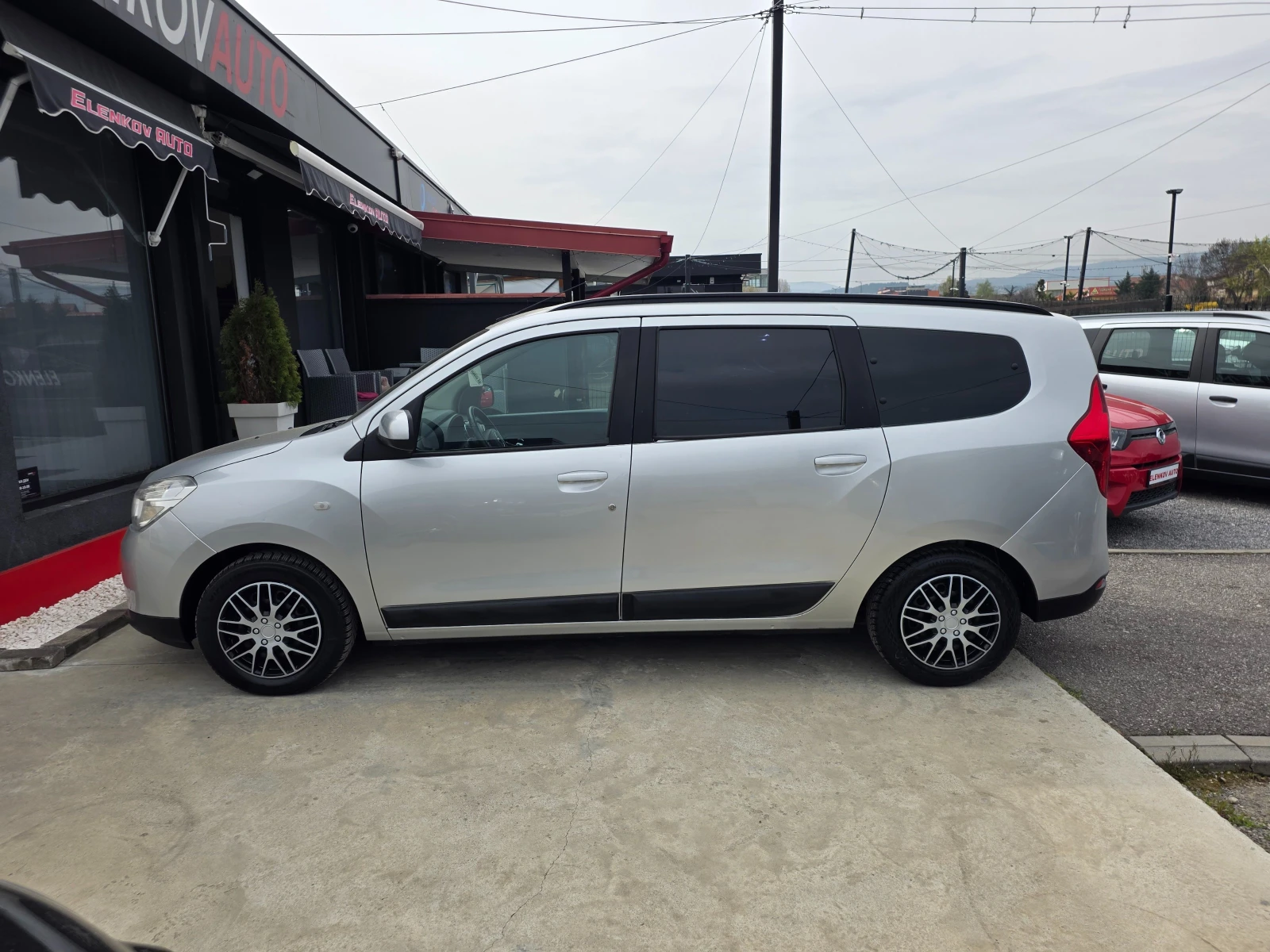 Dacia Lodgy 1.6i-82к.с EURO 5b-7места-КЛИМАТИК-ШВЕЙЦАРИЯ, снимка 4 - Автомобили и джипове - 54208251