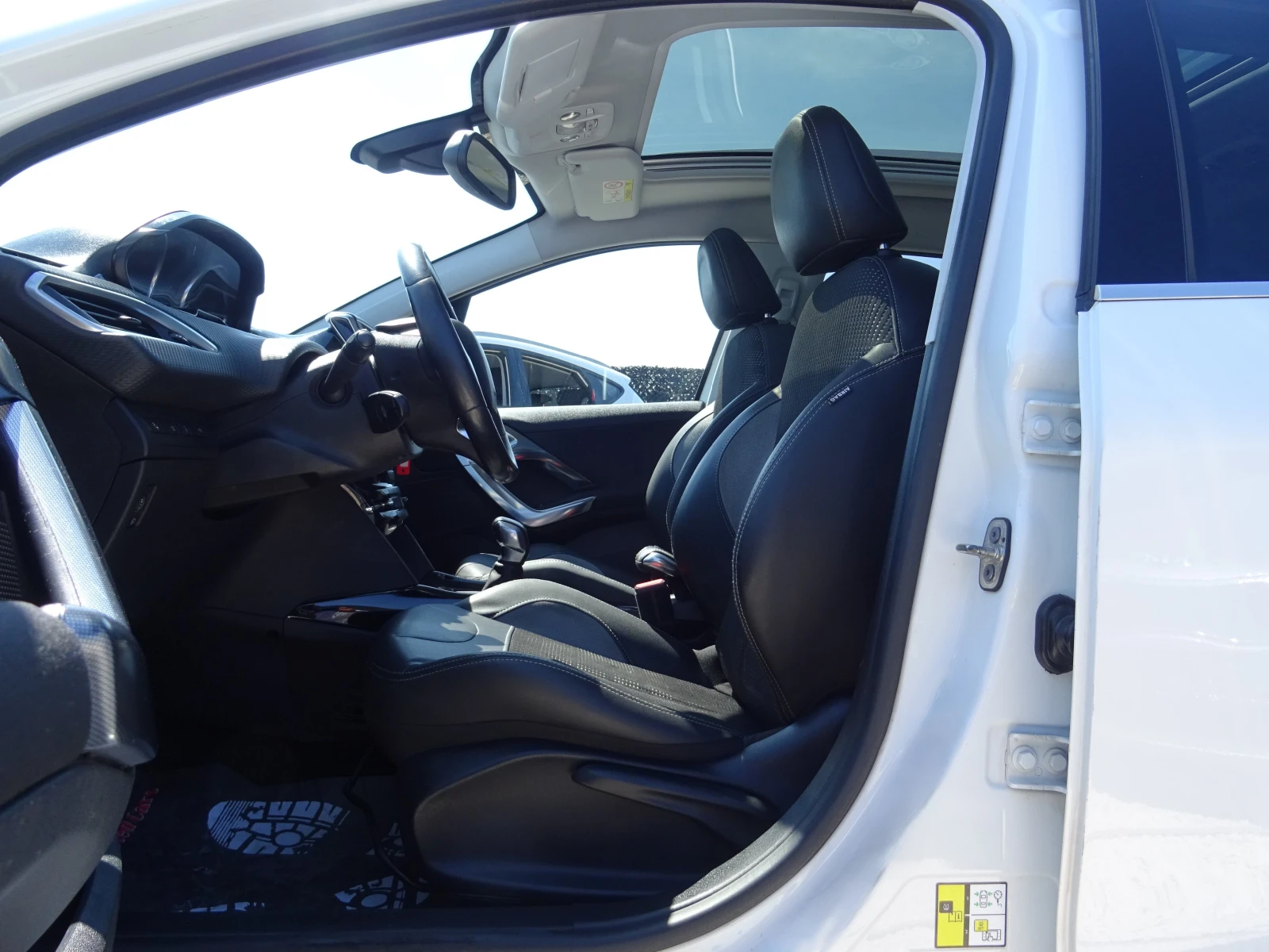 Peugeot 2008 1.6 e-HDi Allure, снимка 11 - Автомобили и джипове - 55012719