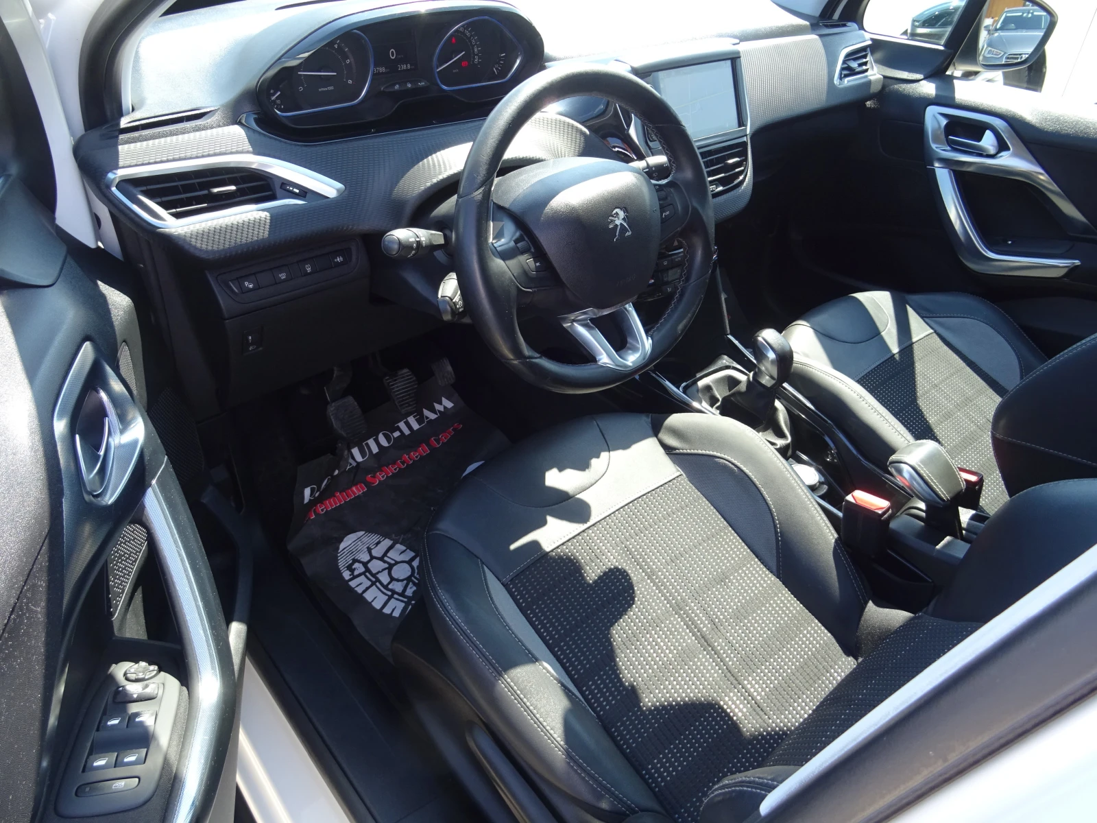Peugeot 2008 1.6 e-HDi Allure, снимка 9 - Автомобили и джипове - 55012719